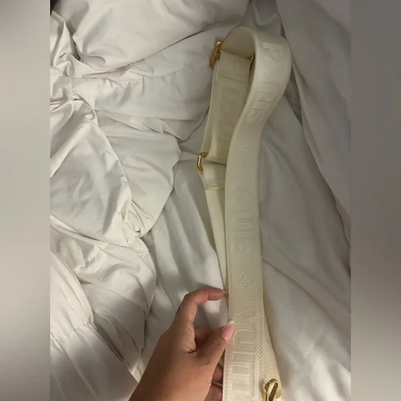 Louis Vuitton White Shoulder Bag with Gold Chain - Picture 8 of 11